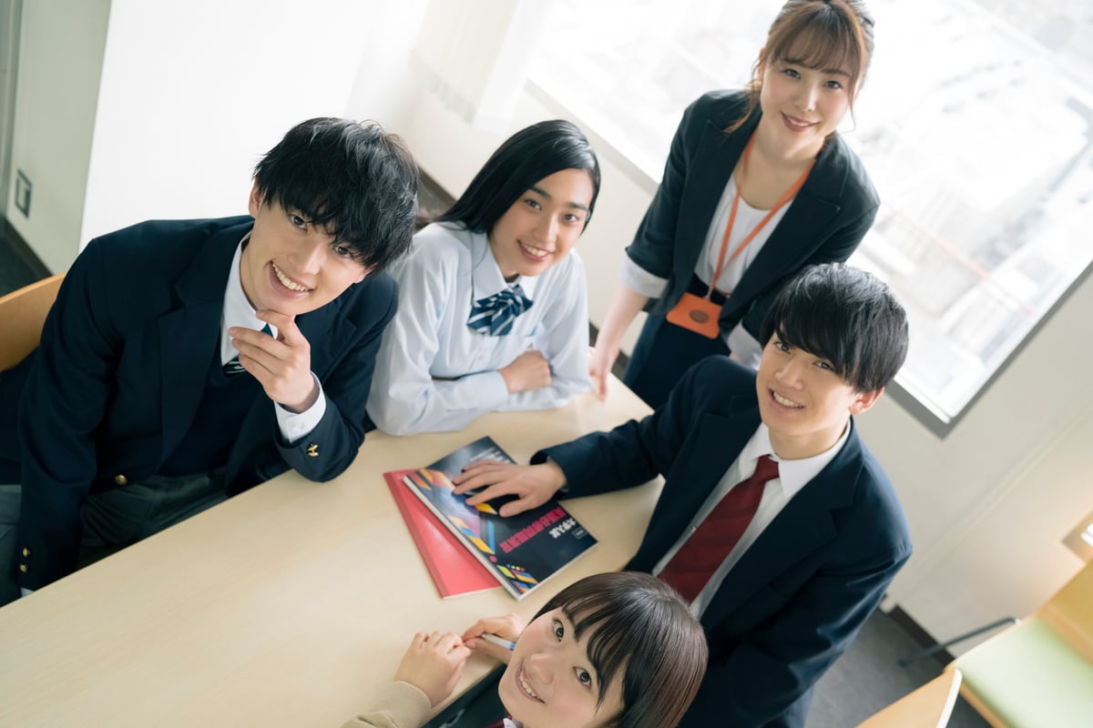 High school students studying 予 備 preparatory school